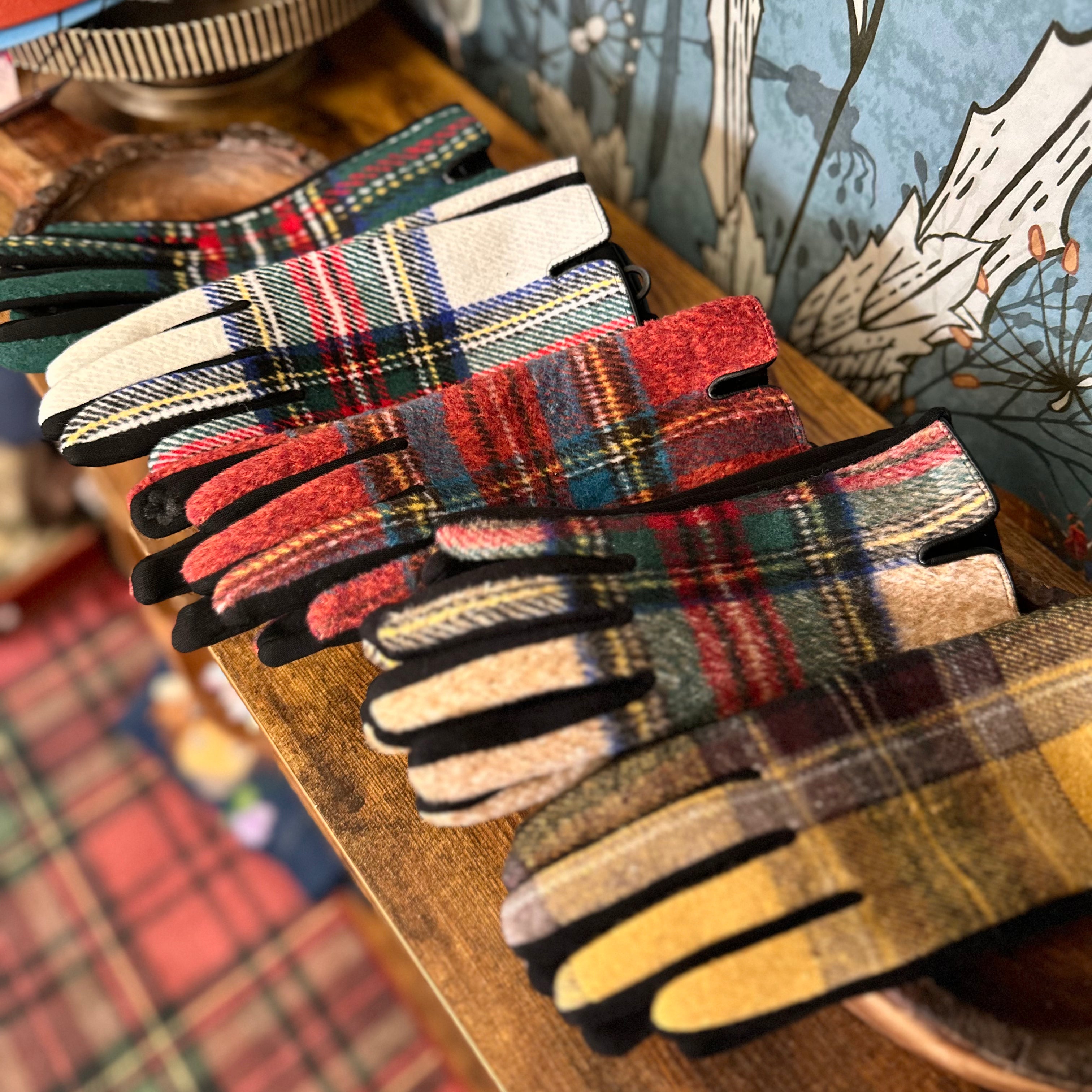 Green Woven-Look Tartan Plaid Touchscreen Gloves