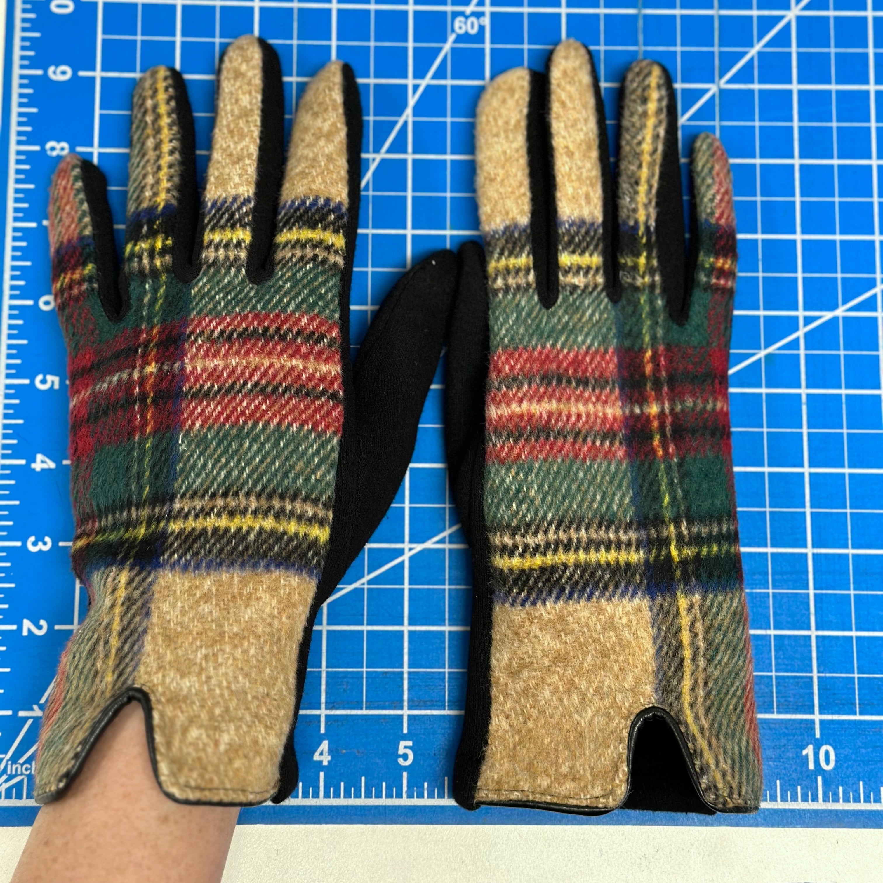 Green Woven-Look Tartan Plaid Touchscreen Gloves